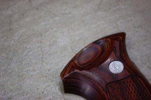 画像2: パンドラアームズ/AWG-1473/S&W M19 Kフレーム・スクエアパッド/ターゲットグリップ/フットボールカット/チェッカー/ブラウン
